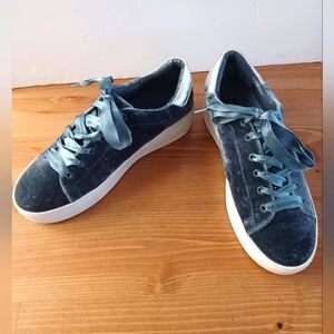 Steve by Steve Madden Blue Velvet Sneakers Women size 6.5